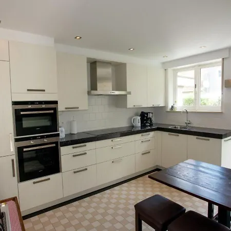 Villa Modern With Garden In