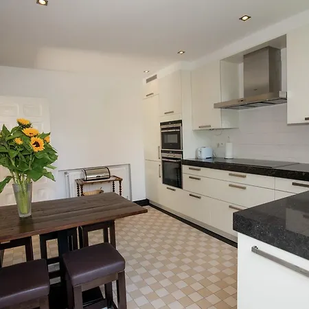 Villa Modern With Garden In